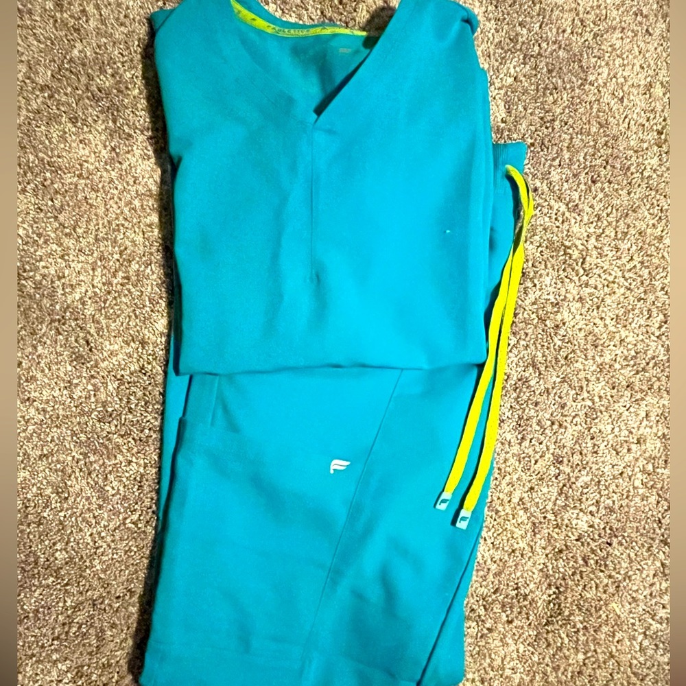Fabletics Scrub set